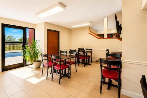 Red Roof Inn Branson - image 34