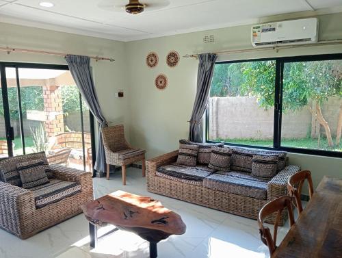 Zambezi River Safari Retreat 3bdr, Game & Canoe Safaris & Fishing in Mafuta