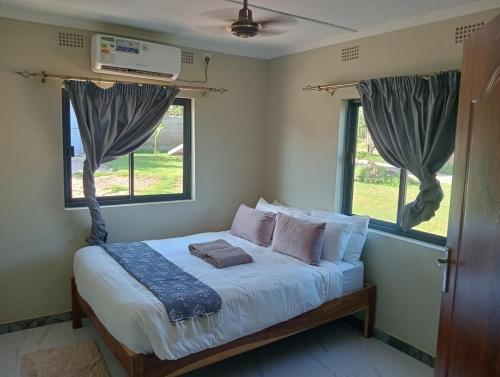 Zambezi River Safari Retreat 3bdr, Game & Canoe Safaris & Fishing in Mafuta