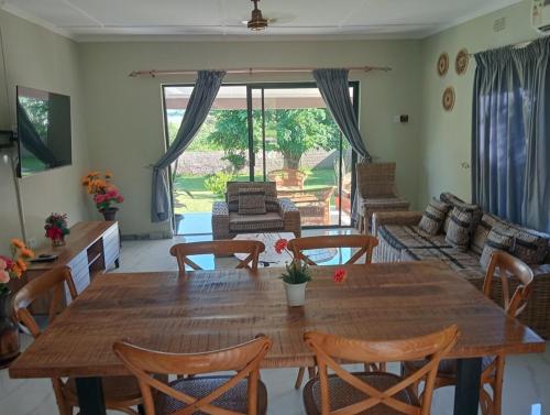 Zambezi River Safari Retreat 3bdr, Game & Canoe Safaris & Fishing in Mafuta