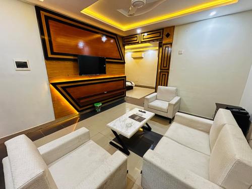 Shared lounge/TV area, Sapphire Stays Hotel And Restaurant in Peshawar