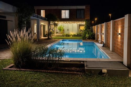 13 Huésped Casa Espaciosa Quincho Piscina Juegos "Minimo 2 noches" – khách sạn tại Ypacaraí