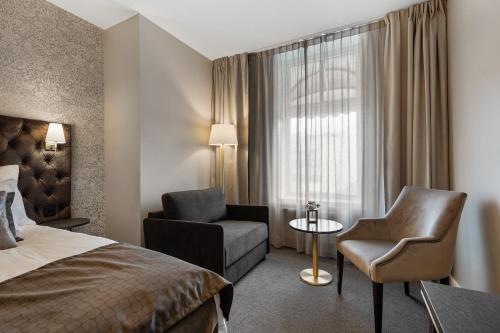 2 twin beds, 1 sofa bed