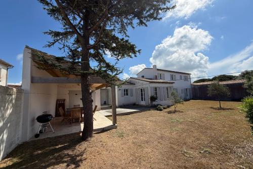 Spacious house close to the beach with terrace – khách sạn tại Ars-en-Re