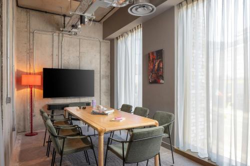 Moxy Dublin Docklands - image 12