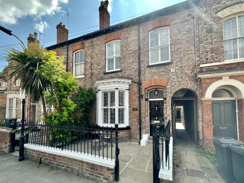 Guildhall garden stay York with private courtyard - York