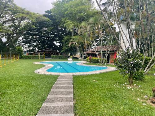 Casa Campestre con piscina Ideal para familias y grupos cerca de Buga