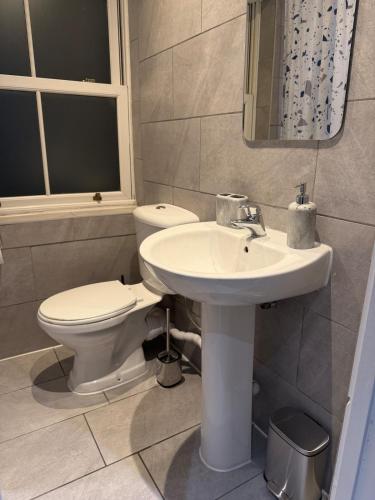Bagno, Little Grove in Gatwick in Gatwick Airport