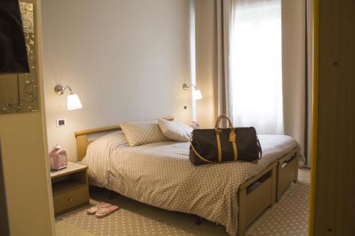 1 queen bed, 1 twin bed