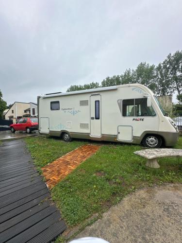Camping car Paris in Савінь'ї-льо-Темпль