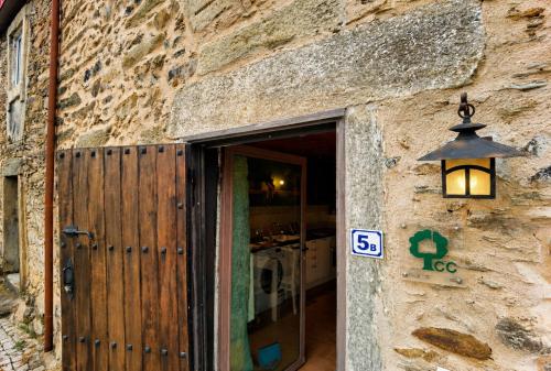 Ieeja, Casas de Xisto in Mogadouro