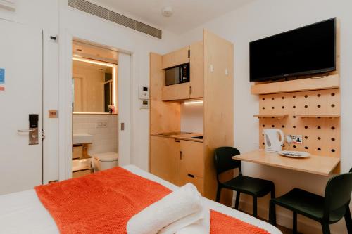 Exhibition Court Hotel - image 30
