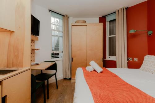 Exhibition Court Hotel - image 25
