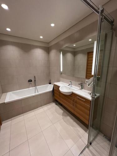 Deluxe 2BR Apartment Near Downtown Reykjavík (Deluxe 2BR Apartment Near Downtown Reykjavik) in Seltjarnarnes