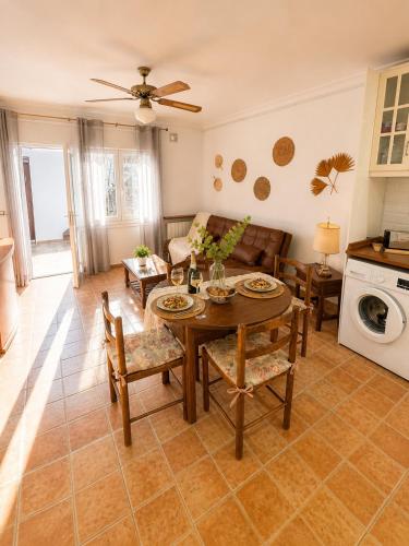 Can REMIGI Casa Rústica con Patio Privado y Aire Acondicionado