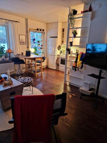 Shared lounge/TV area, Small apartment with a patio in Hässelby Villastad