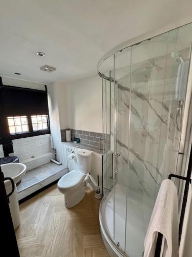 Bathroom, The New Inn in Salisbury
