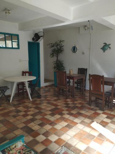 ห้องส่วนกลางสำหรับนั่งเล่น/ดูทีวี, Suites & Hostel Manjericão (Suites & Hostel Manjericao) in ปาราตี