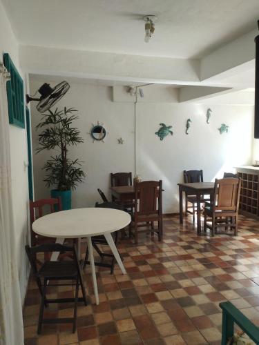 ห้องส่วนกลางสำหรับนั่งเล่น/ดูทีวี, Suites & Hostel Manjericão (Suites & Hostel Manjericao) in ปาราตี