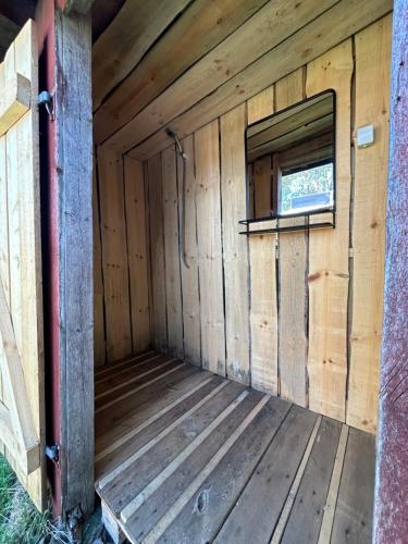 Farmstay Outdoor Old Hunters Cabin, 2p in Arjang