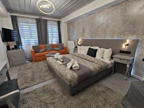 1 queen bed, 1 sofa bed