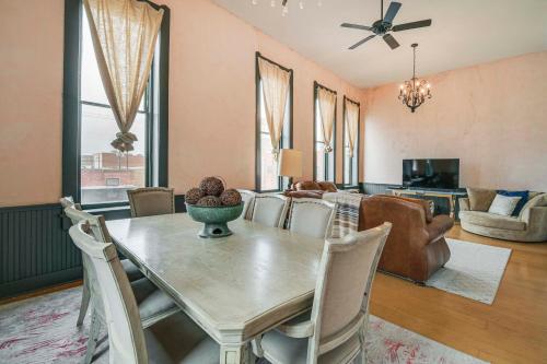 Walk to Events & Dining: Updated Brownwood Apt in บราวน์วูด (TX)