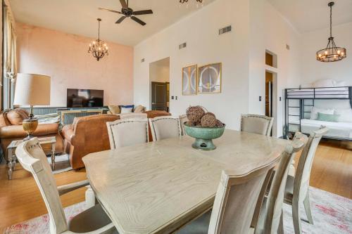Walk to Events & Dining: Updated Brownwood Apt in บราวน์วูด (TX)