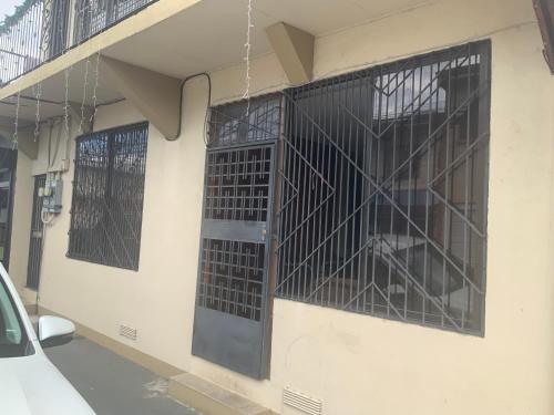 Pinkys Place Airport Alajuela City Airport full apartament – khách sạn tại Carmen