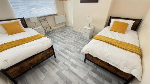 Spacious 4BR House, Garden Retreat, Parking gîte à louer Wirral & West Cheshire Community Healthcare NHS Trust