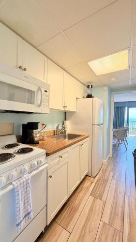 Direct Oceanfront 1BR 3rd Floor Retreat - image 4