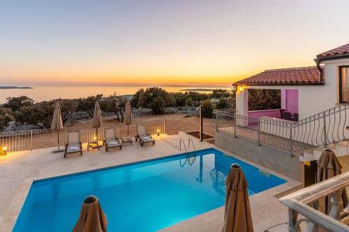 Peldbaseins, Villa Lareva - sunset view in Ustrine