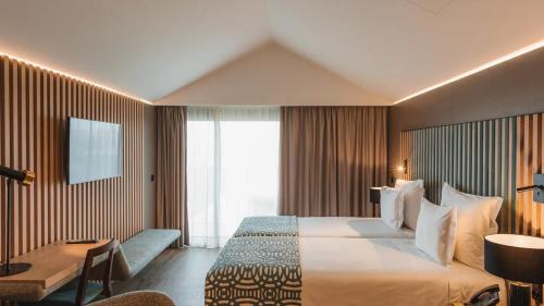 1 king bed, 2 twin beds, 1 sofa bed