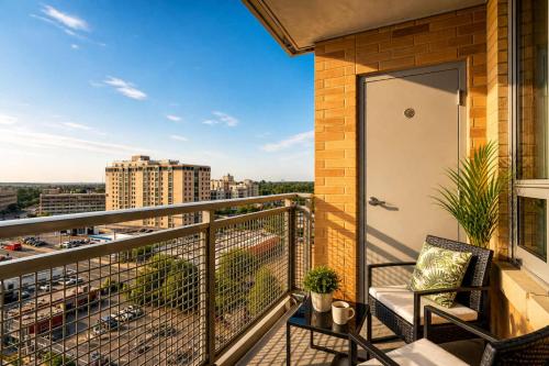 DT 2BR 2BA Luxe Suite Walkable Gym Pool Parking in Silver Spring, Vereinigte Staaten von Amerika