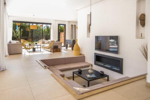 Villa Olya 520 sqm Architect-Designed Villa with - image 2