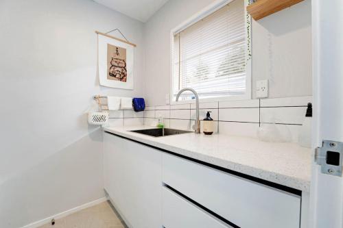 Remuera 3BR Elegance Home with Outdoor Living - image 5