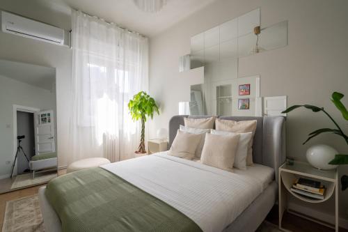 Cismigiu Serenity - 1BR flats with Scenic Balcony - Tap to explore photos