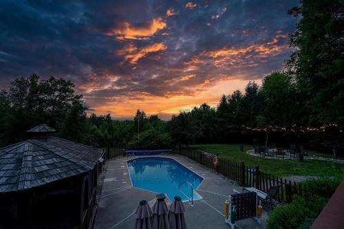 Pool Arcade Mtn Views Lake George Home Retreat WFH in Varensburga (NY)