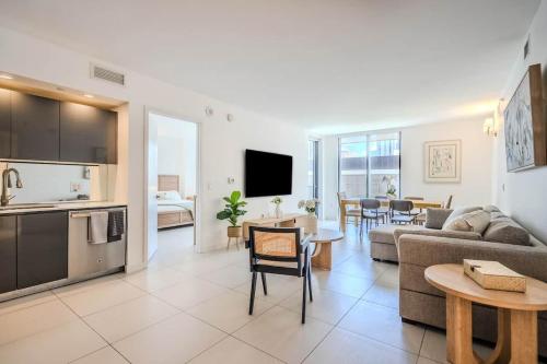 New Listing Deal – Brickell 2BR+Den – khách sạn tại Khac