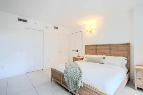 New Listing Deal – Brickell 2BR+Den in Other