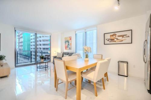 Stylish Brickell Condo | 2BD Chic & Central – khách sạn tại Khac