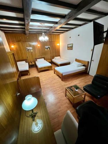 4 twin beds