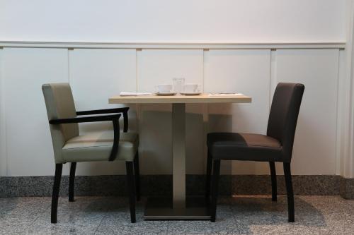 Hostal Carlos III - image 4