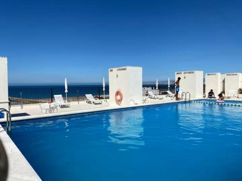 Apartamento acolhedor frente mar com piscina – khách sạn tại Costa da Caparica
