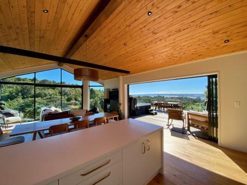 Nestled in Nature 3 Bedroom Treetop Retreat with Spa Pool & Sauna, Raglan (zdjęcie 8)