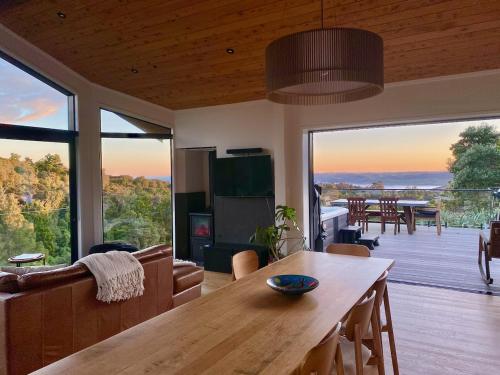 Nestled in Nature 3 Bedroom Treetop Retreat with Spa Pool & Sauna, Raglan (zdjęcie 2)
