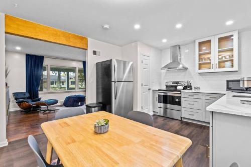 Bright 3BR | 25 mins to Arrowhead | Groups & Pets - image 5