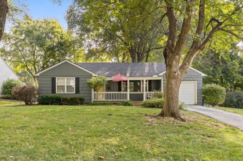 Bright 3BR | 25 mins to Arrowhead | Groups & Pets - main image
