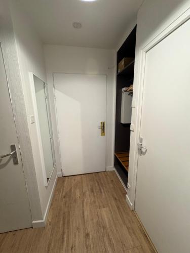 Large Studio Near Train station and Disney in Λόνη