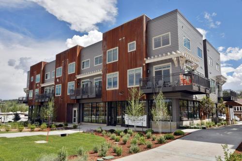 New Luxury Loft #24 With Huge Hot Tub & Great Views - 500 Dollars Of FREE Activities & Equipment Rentals Daily in Winter Park, USA