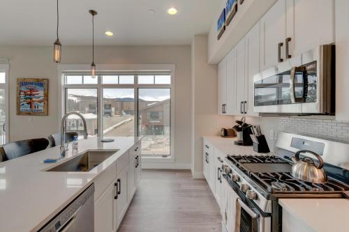 New Luxury Loft #24 With Huge Hot Tub & Great Views - 500 Dollars Of FREE Activities & Equipment Rentals Daily in Winter Park, USA